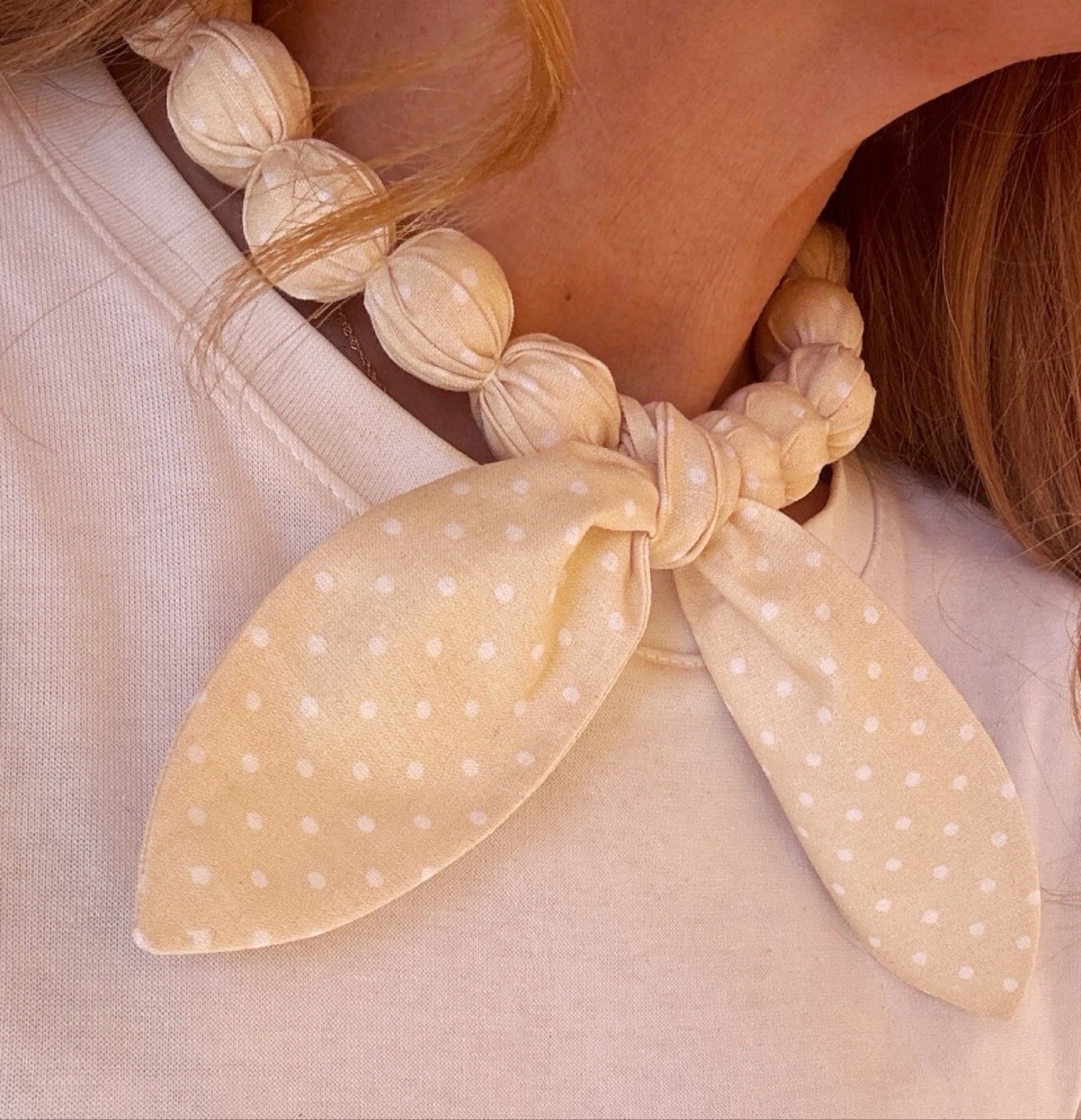 Collar textil tono amarillo minilunares blancos